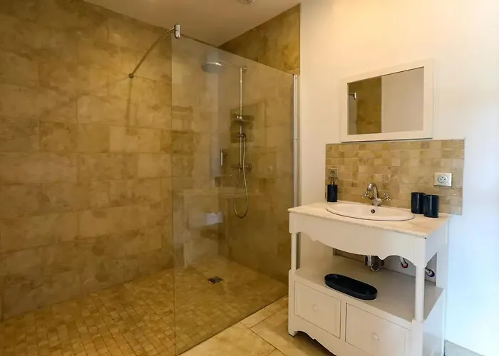 Сasa de vacaciones Maison De Avec Piscine Pres De 150 M²